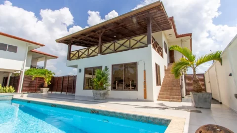 Luxe villa complex in Commewijne met zwembad en appartementen