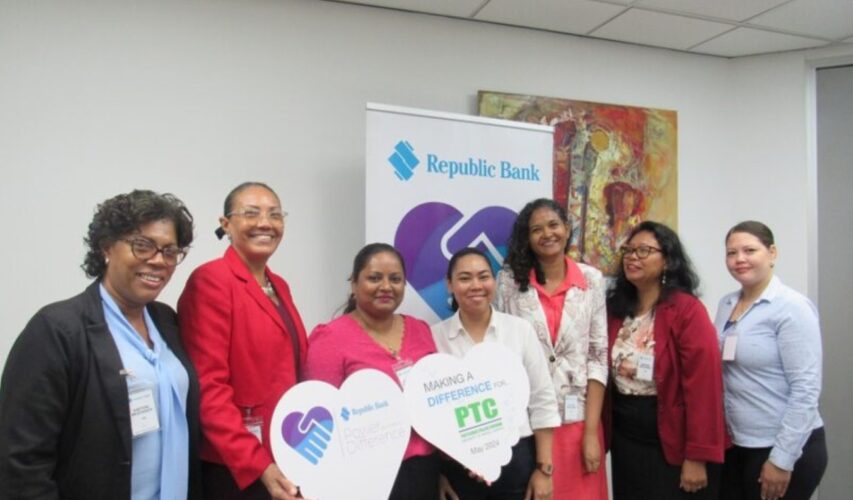 Republic Bank kent studiebeurs toe aan vier PTC-studenten