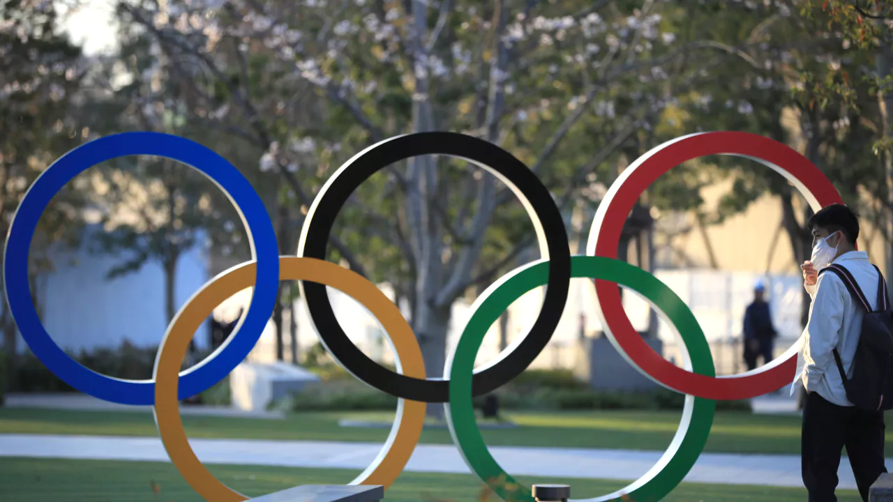 Botenparade op Surinamerivier ter viering van de Olympische Spelen 2024