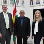 Minister Mac Andrew Ontvangt USAID en VS-Ambassadeur voor Bespreking van Trainingsproject