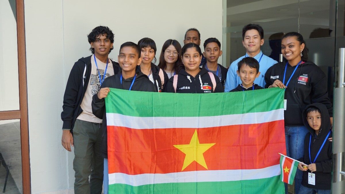 Negen Jonge Schakers uit Suriname Verzamelen Internationale Ervaring in El Salvador