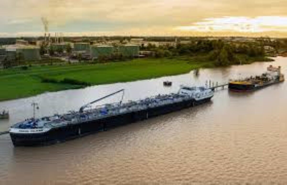 Staatsolie besteedt transport van olieproducten over water uit aan HES en SMS